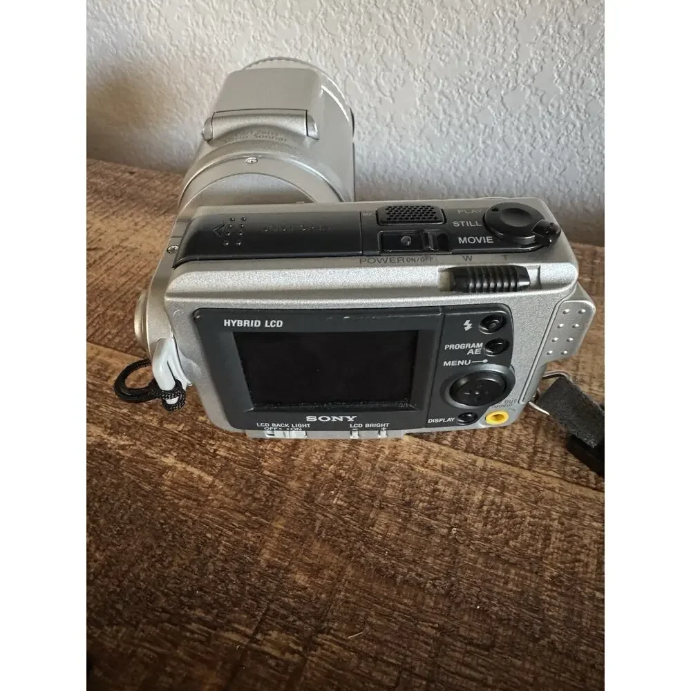 Non Working Sony Cyber Shot 2.1 Mega Pixels Camera with original box